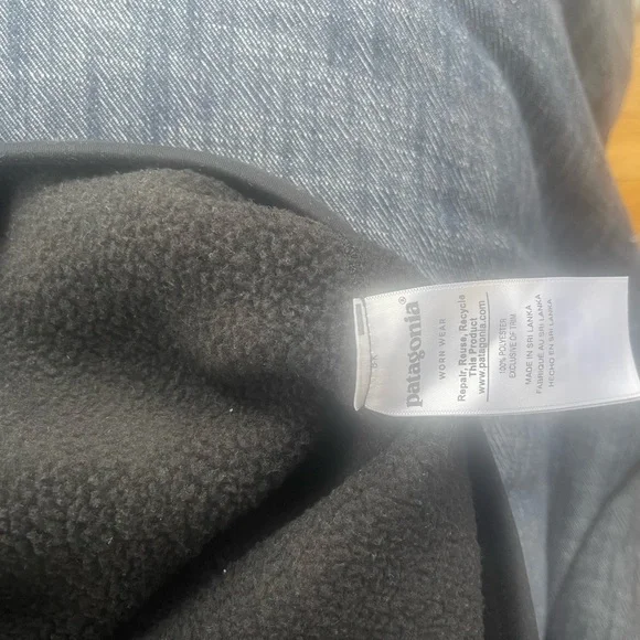 Patagonia Women’s size medium used good condition pilling. Charcoal grey vest - Picture 3 of 4